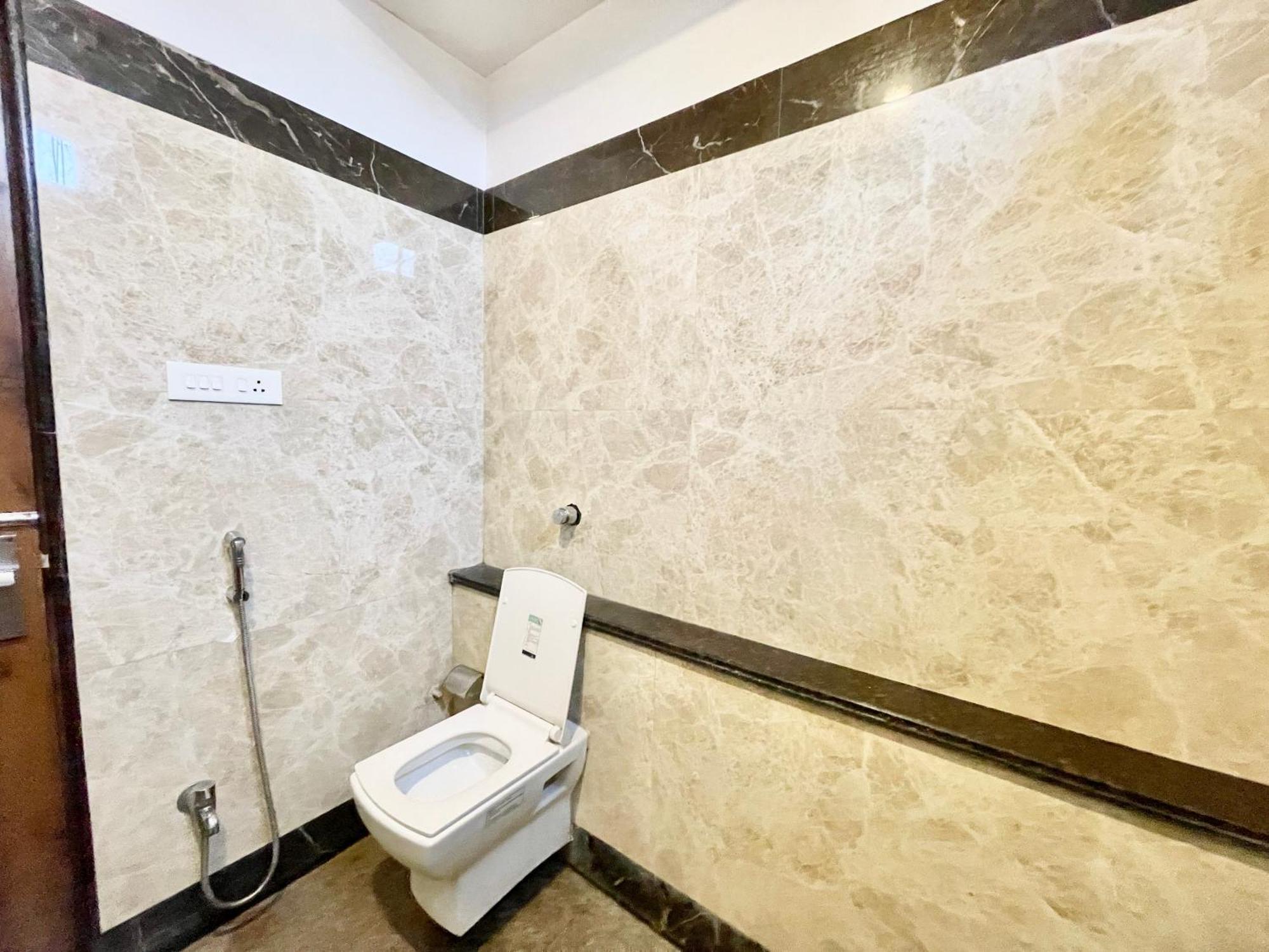Hotel Rudraksh ! Varanasi !Fully-Air-Conditioned Hotel At Prime Location With Parking Availability, Near Kashi Vishwanath Temple, And Ganga Ghat 2 Eksteriør billede