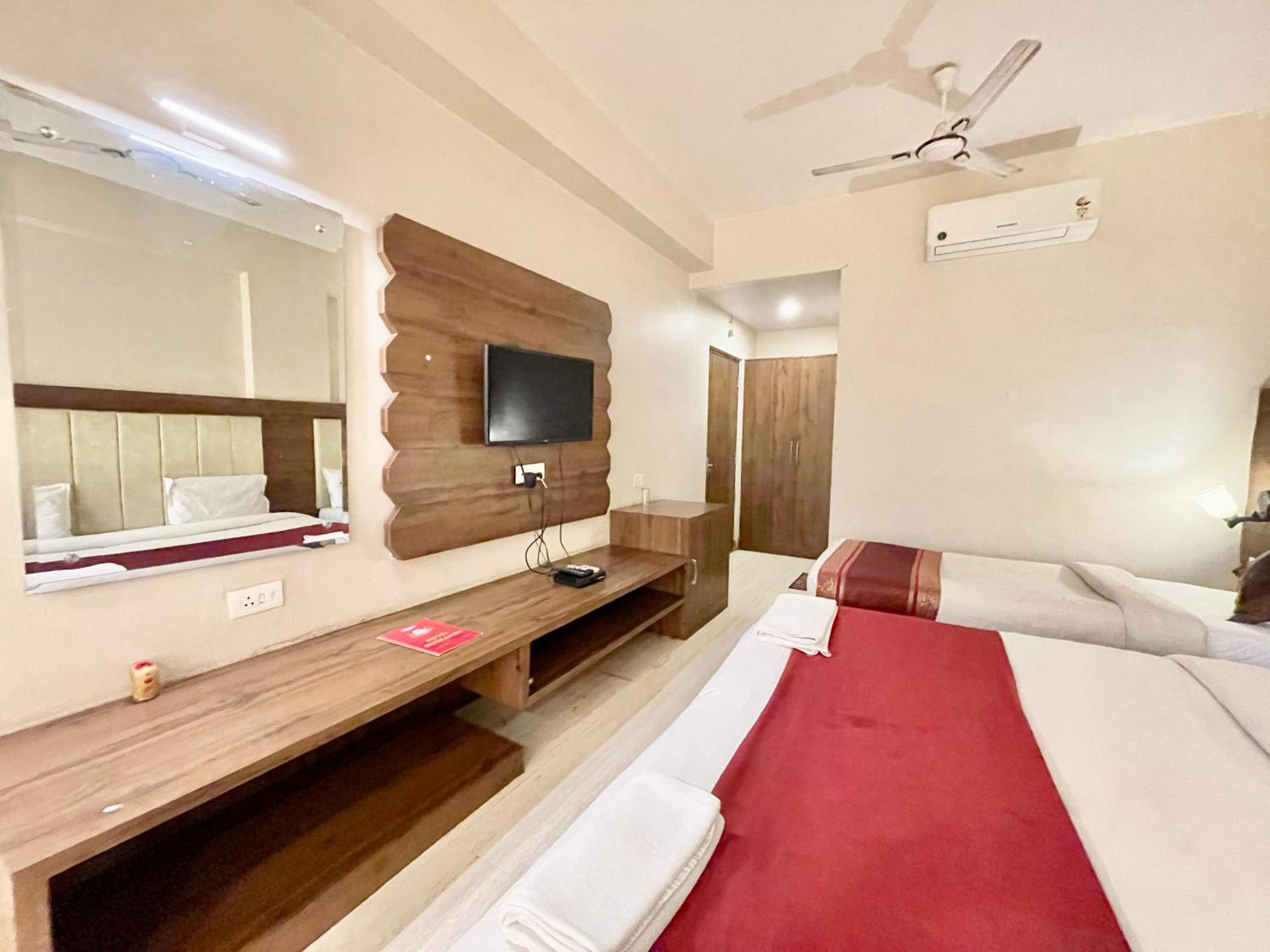 Hotel Rudraksh ! Varanasi !Fully-Air-Conditioned Hotel At Prime Location With Parking Availability, Near Kashi Vishwanath Temple, And Ganga Ghat 2 Eksteriør billede