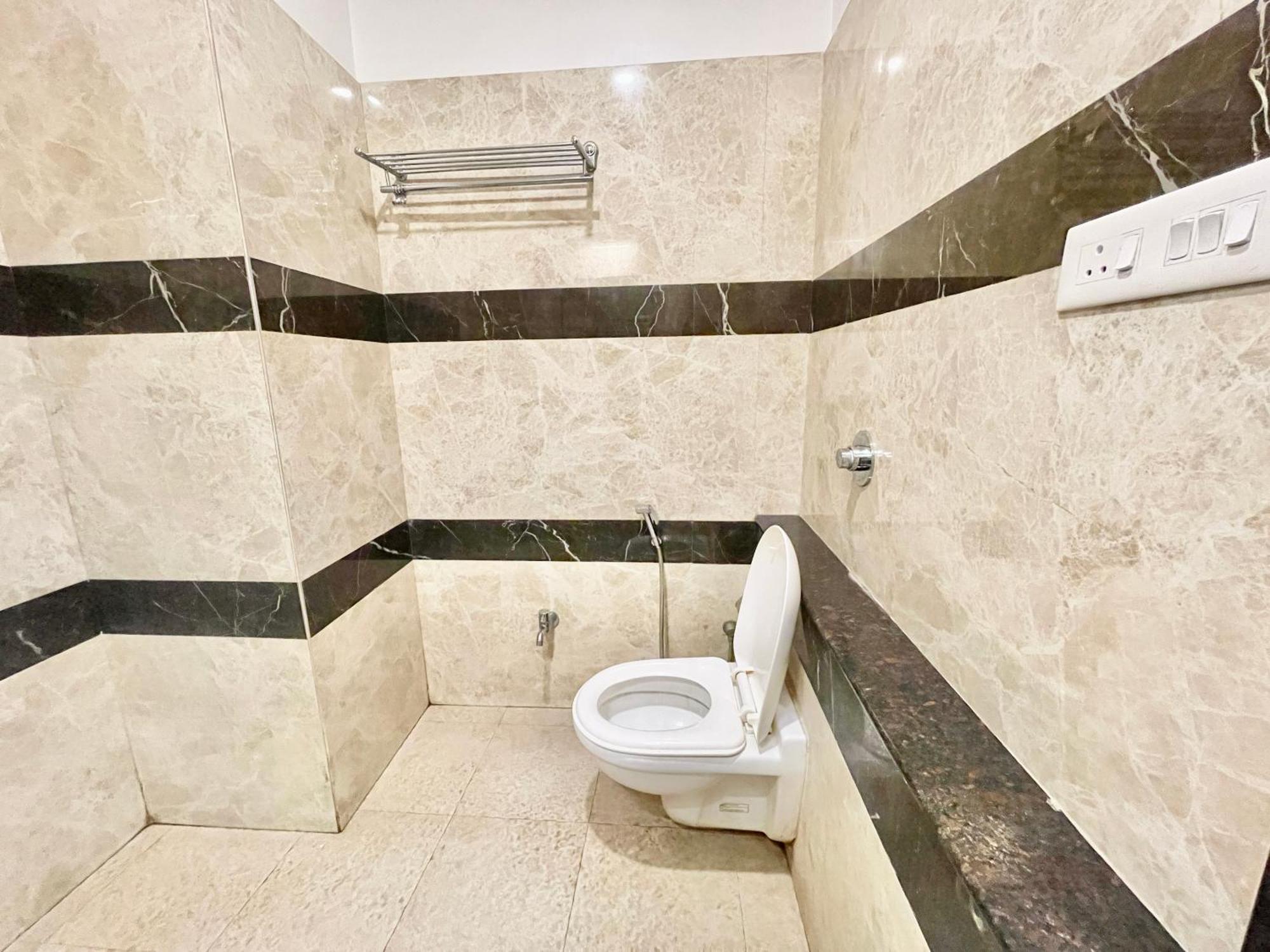 Hotel Rudraksh ! Varanasi !Fully-Air-Conditioned Hotel At Prime Location With Parking Availability, Near Kashi Vishwanath Temple, And Ganga Ghat 2 Eksteriør billede