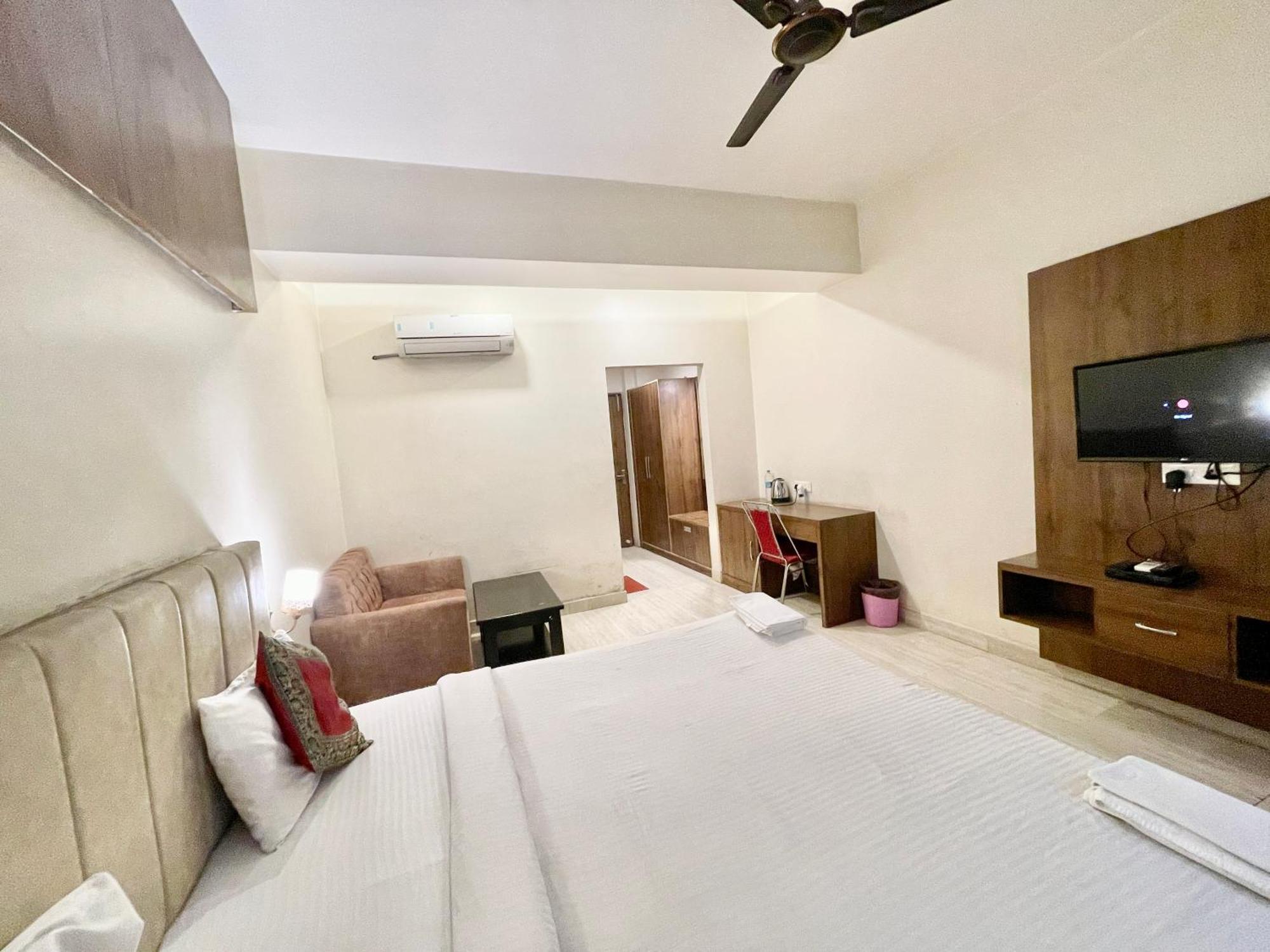 Hotel Rudraksh ! Varanasi !Fully-Air-Conditioned Hotel At Prime Location With Parking Availability, Near Kashi Vishwanath Temple, And Ganga Ghat 2 Eksteriør billede