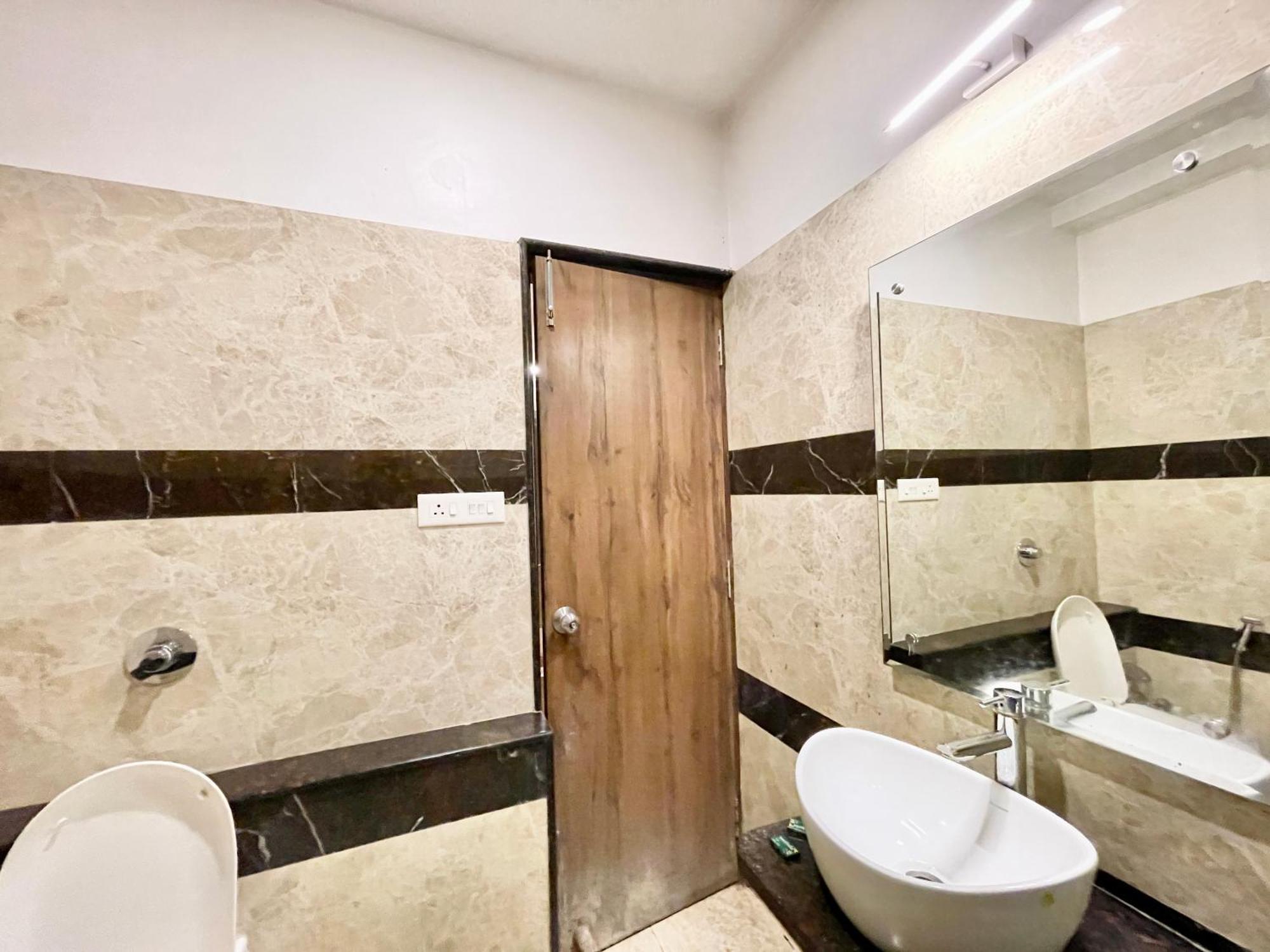 Hotel Rudraksh ! Varanasi !Fully-Air-Conditioned Hotel At Prime Location With Parking Availability, Near Kashi Vishwanath Temple, And Ganga Ghat 2 Eksteriør billede