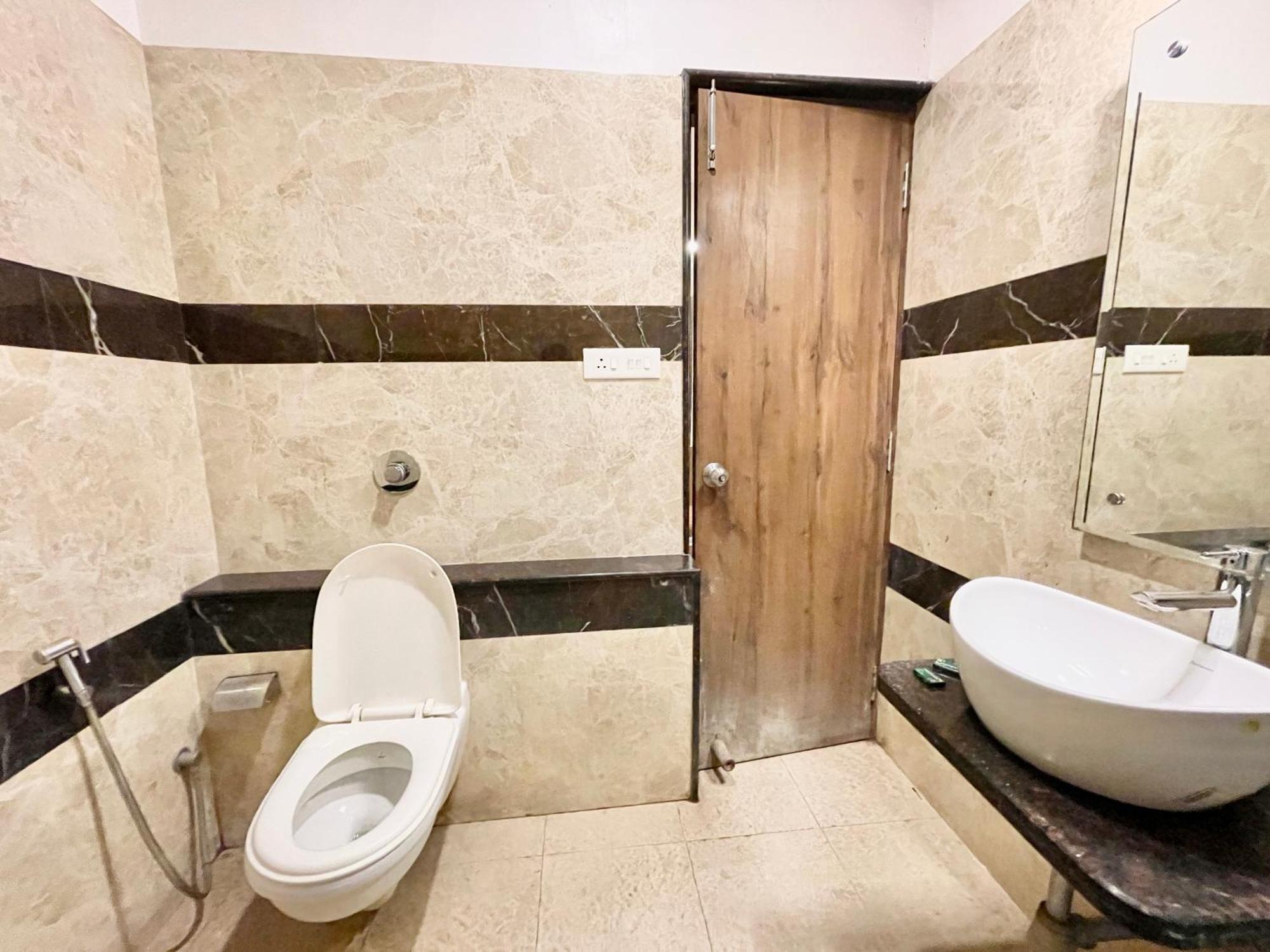 Hotel Rudraksh ! Varanasi !Fully-Air-Conditioned Hotel At Prime Location With Parking Availability, Near Kashi Vishwanath Temple, And Ganga Ghat 2 Eksteriør billede