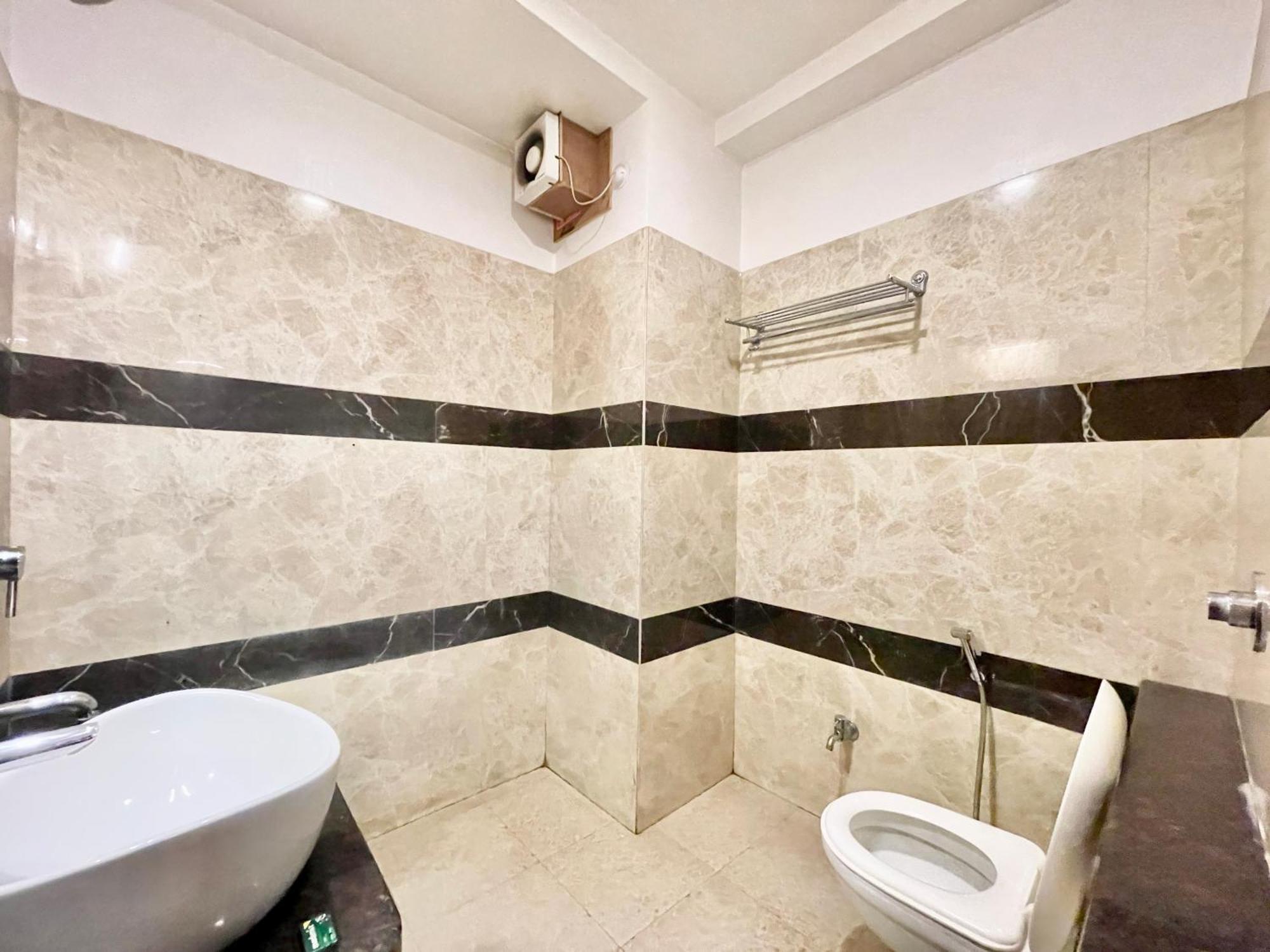 Hotel Rudraksh ! Varanasi !Fully-Air-Conditioned Hotel At Prime Location With Parking Availability, Near Kashi Vishwanath Temple, And Ganga Ghat 2 Eksteriør billede