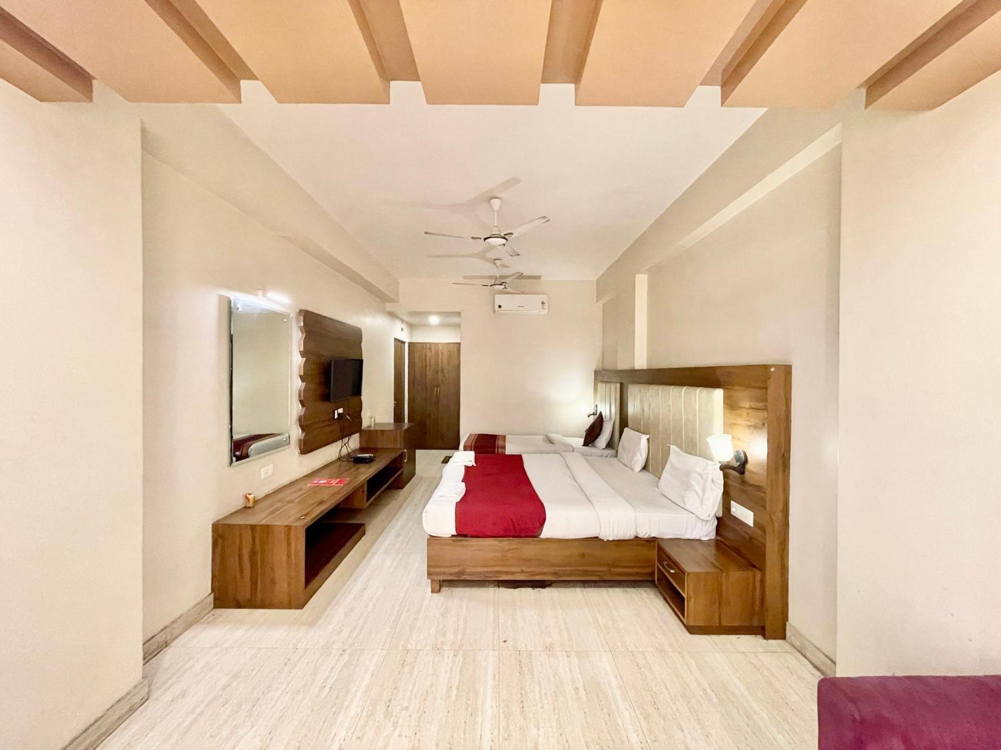 Hotel Rudraksh ! Varanasi !Fully-Air-Conditioned Hotel At Prime Location With Parking Availability, Near Kashi Vishwanath Temple, And Ganga Ghat 2 Eksteriør billede