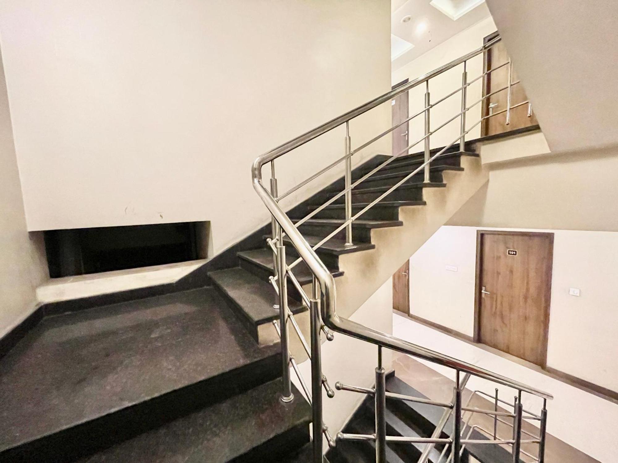 Hotel Rudraksh ! Varanasi !Fully-Air-Conditioned Hotel At Prime Location With Parking Availability, Near Kashi Vishwanath Temple, And Ganga Ghat 2 Eksteriør billede
