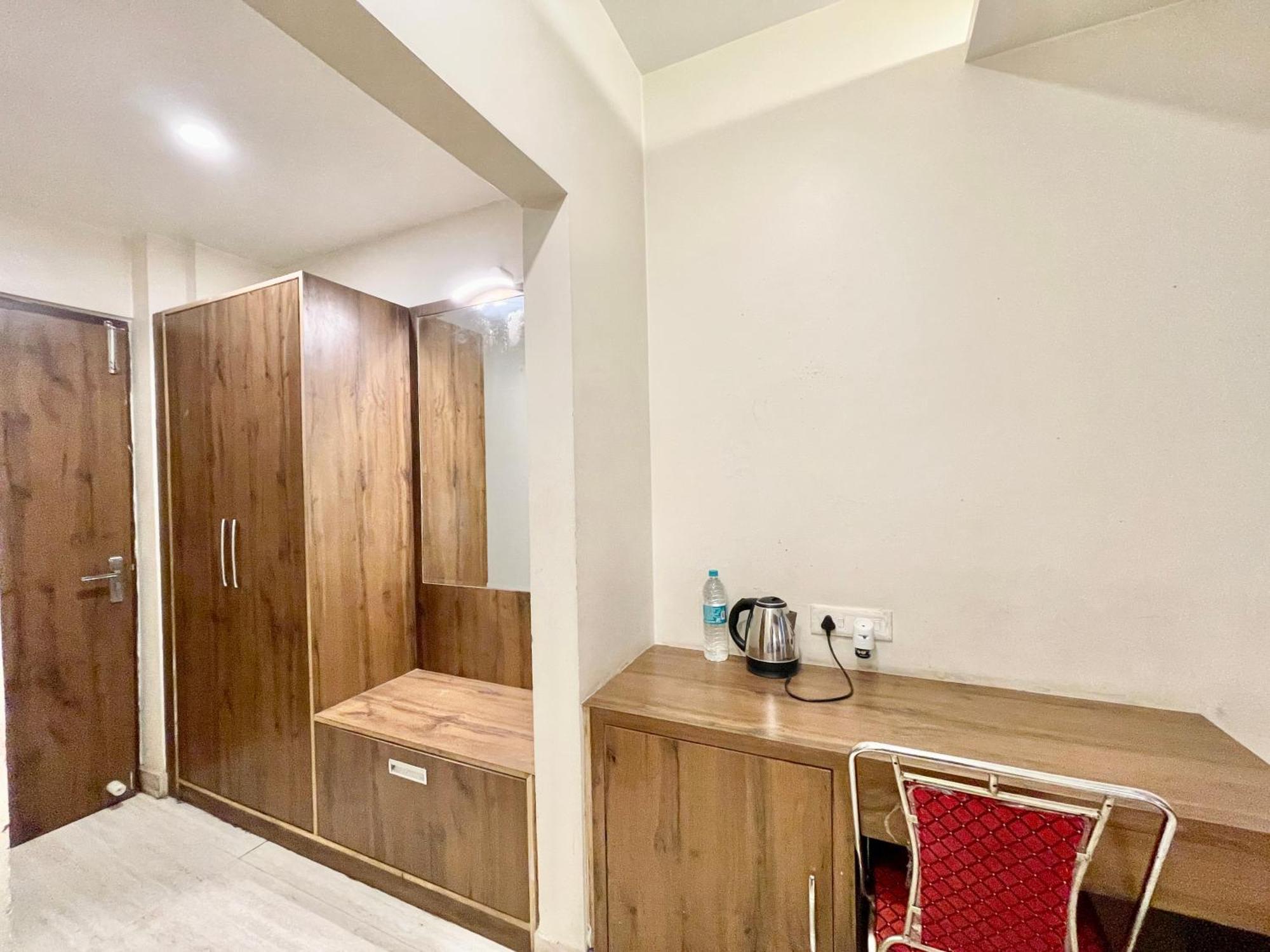 Hotel Rudraksh ! Varanasi !Fully-Air-Conditioned Hotel At Prime Location With Parking Availability, Near Kashi Vishwanath Temple, And Ganga Ghat 2 Eksteriør billede