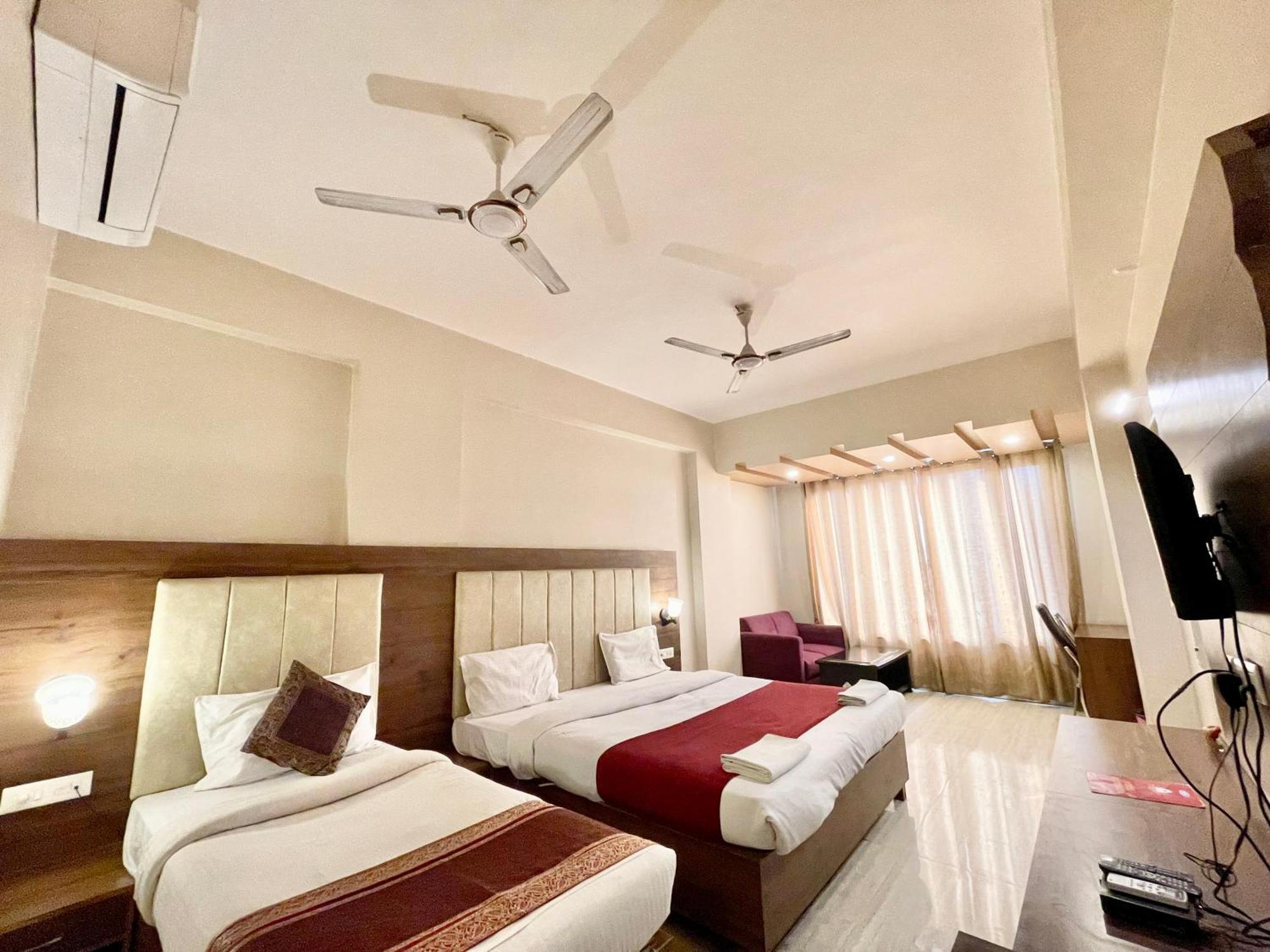 Hotel Rudraksh ! Varanasi !Fully-Air-Conditioned Hotel At Prime Location With Parking Availability, Near Kashi Vishwanath Temple, And Ganga Ghat 2 Eksteriør billede