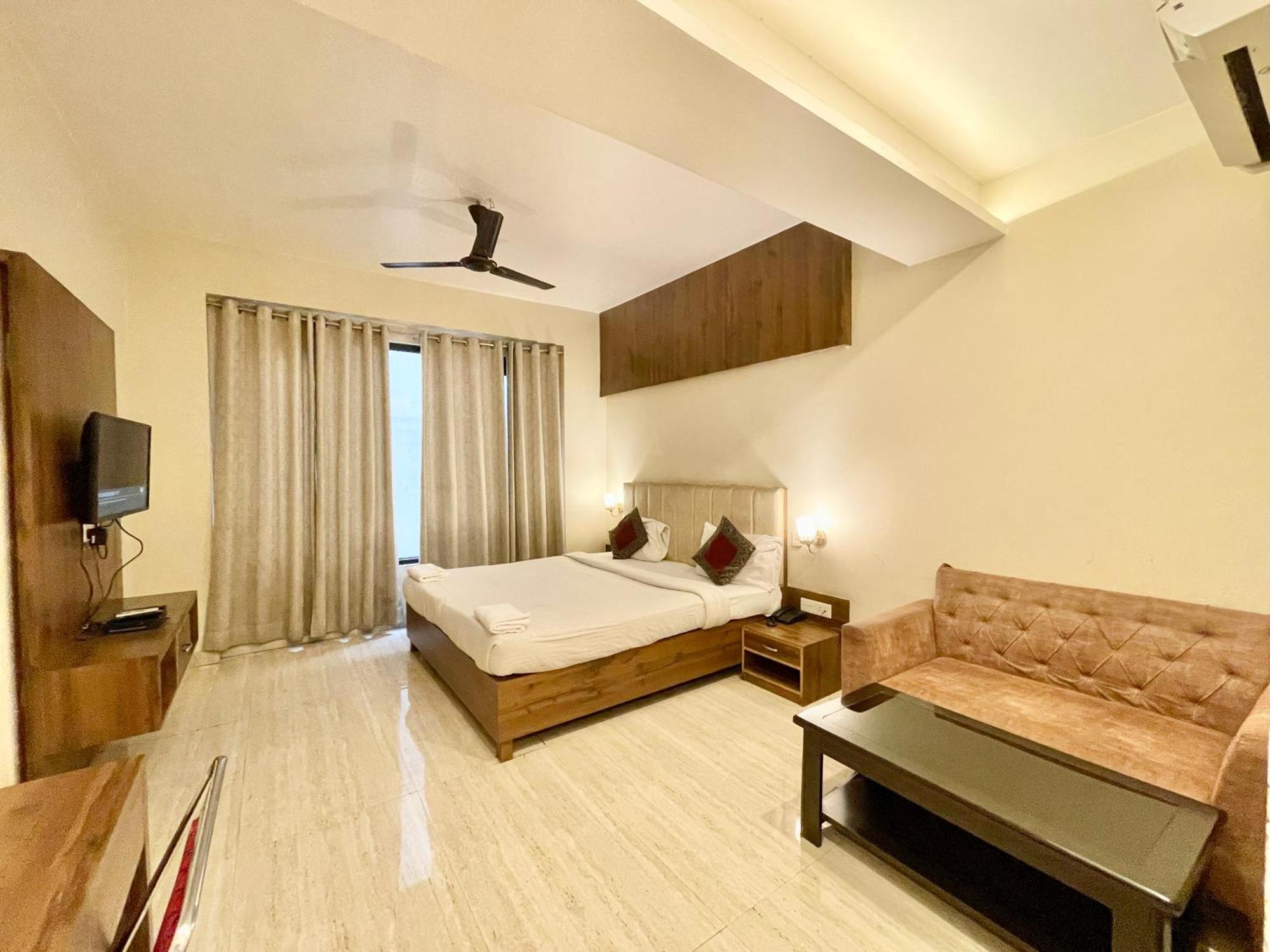 Hotel Rudraksh ! Varanasi !Fully-Air-Conditioned Hotel At Prime Location With Parking Availability, Near Kashi Vishwanath Temple, And Ganga Ghat 2 Eksteriør billede