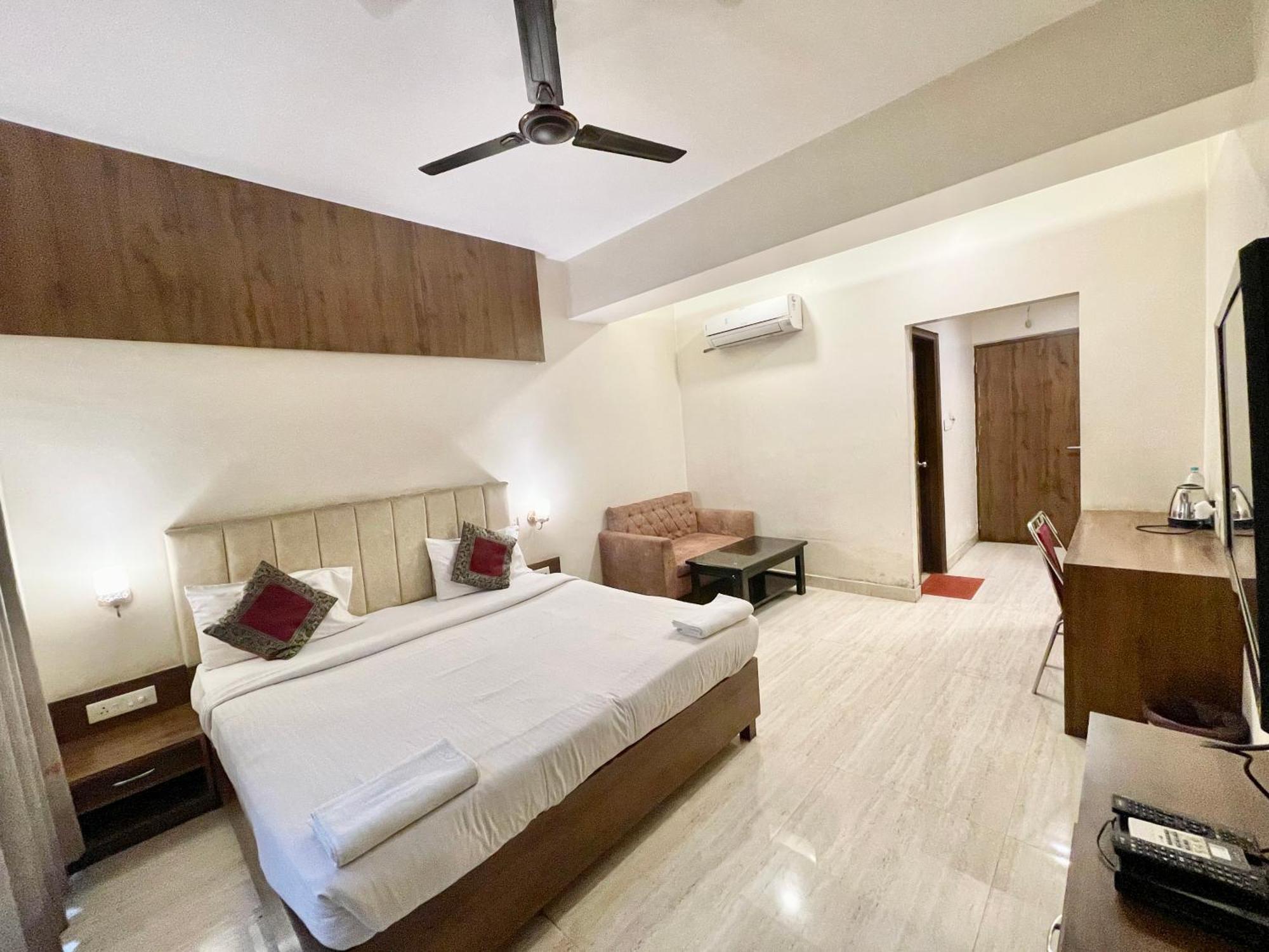 Hotel Rudraksh ! Varanasi !Fully-Air-Conditioned Hotel At Prime Location With Parking Availability, Near Kashi Vishwanath Temple, And Ganga Ghat 2 Eksteriør billede