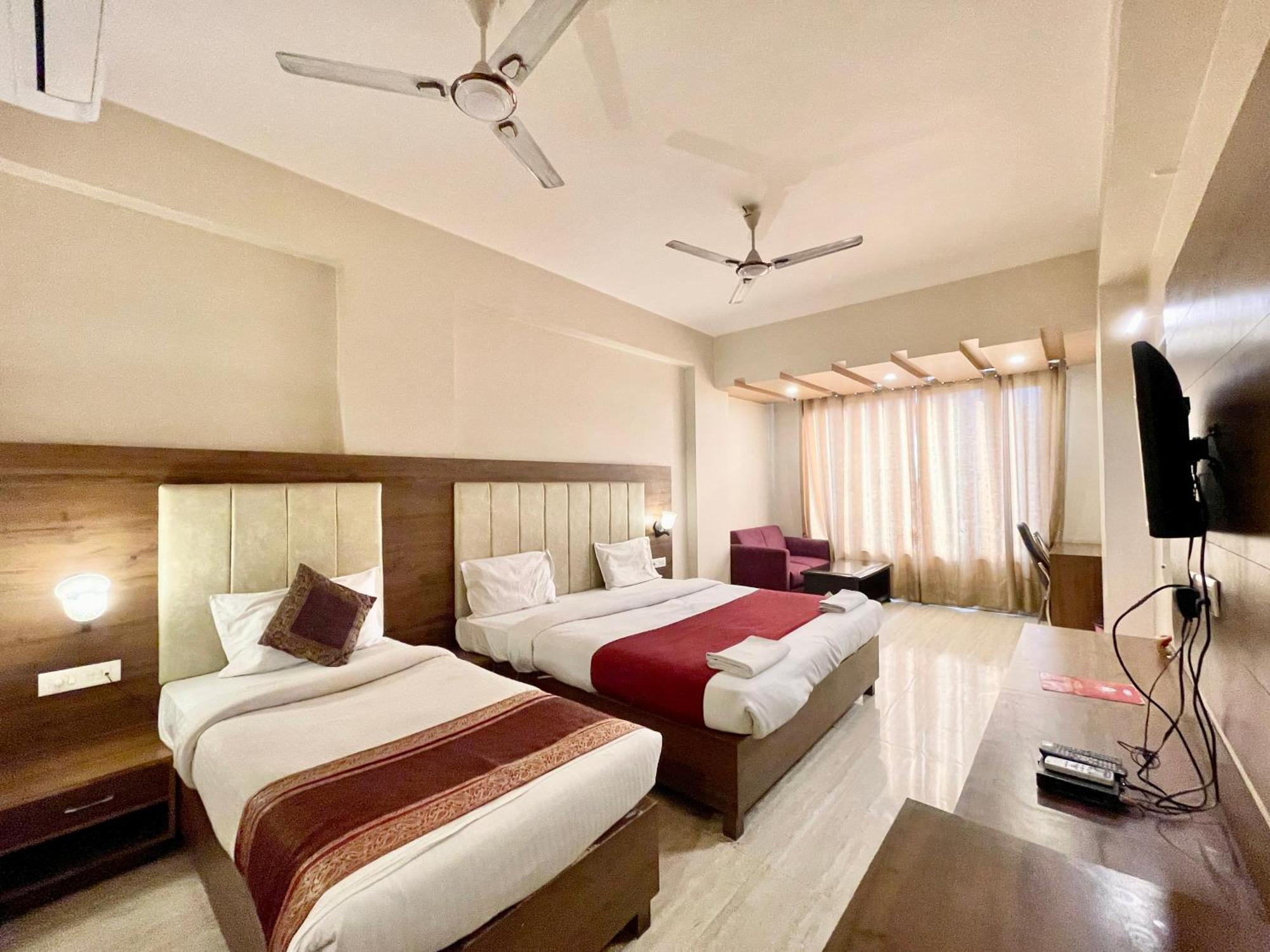 Hotel Rudraksh ! Varanasi !Fully-Air-Conditioned Hotel At Prime Location With Parking Availability, Near Kashi Vishwanath Temple, And Ganga Ghat 2 Eksteriør billede