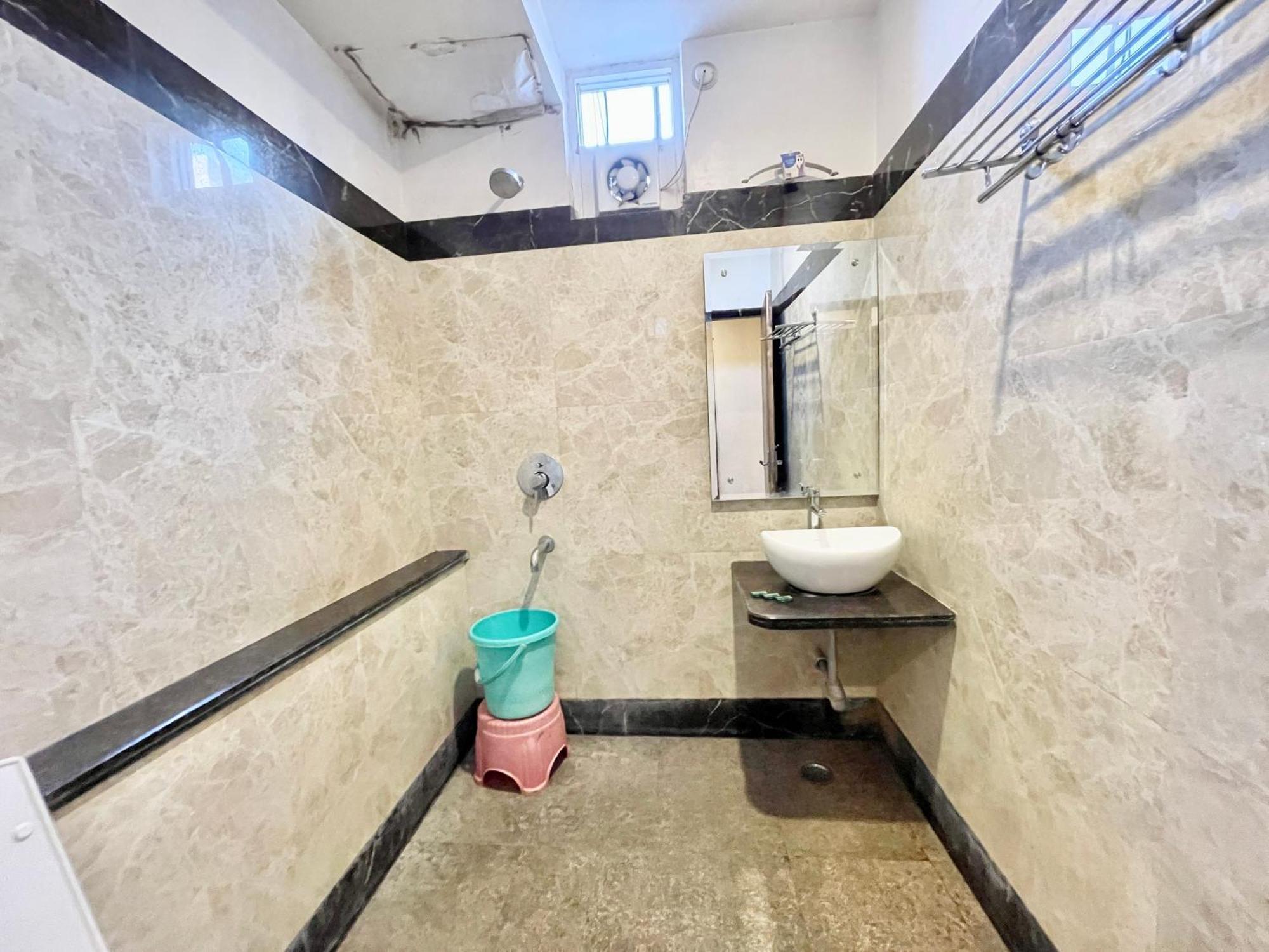 Hotel Rudraksh ! Varanasi !Fully-Air-Conditioned Hotel At Prime Location With Parking Availability, Near Kashi Vishwanath Temple, And Ganga Ghat 2 Eksteriør billede