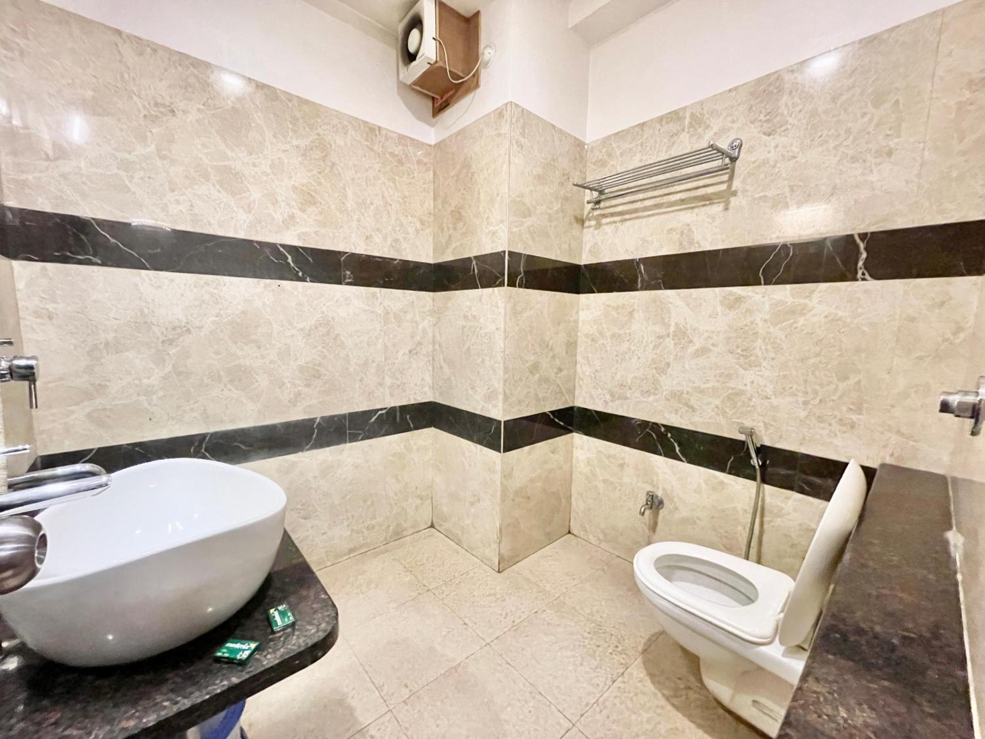 Hotel Rudraksh ! Varanasi !Fully-Air-Conditioned Hotel At Prime Location With Parking Availability, Near Kashi Vishwanath Temple, And Ganga Ghat 2 Eksteriør billede