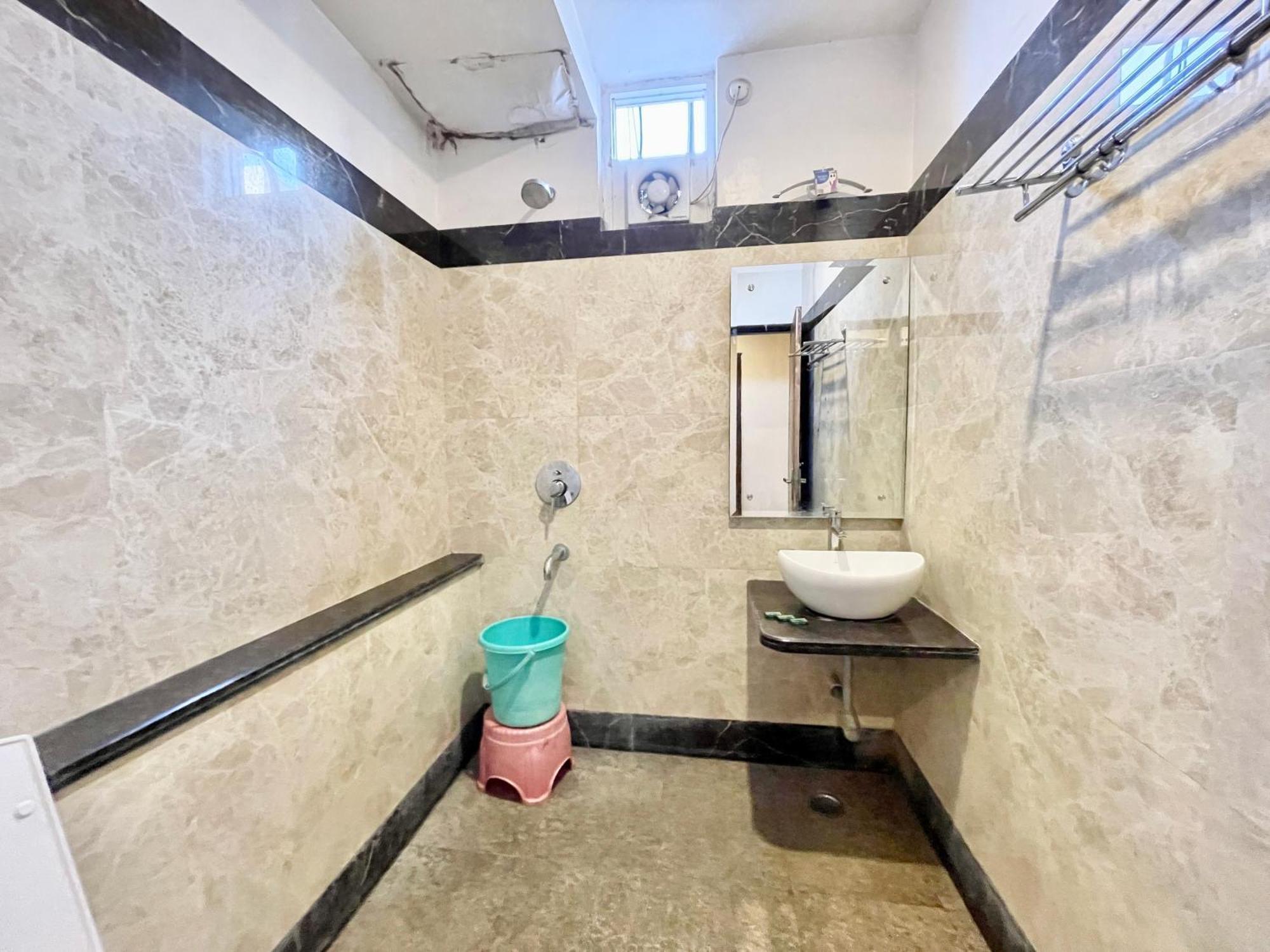 Hotel Rudraksh ! Varanasi !Fully-Air-Conditioned Hotel At Prime Location With Parking Availability, Near Kashi Vishwanath Temple, And Ganga Ghat 2 Eksteriør billede