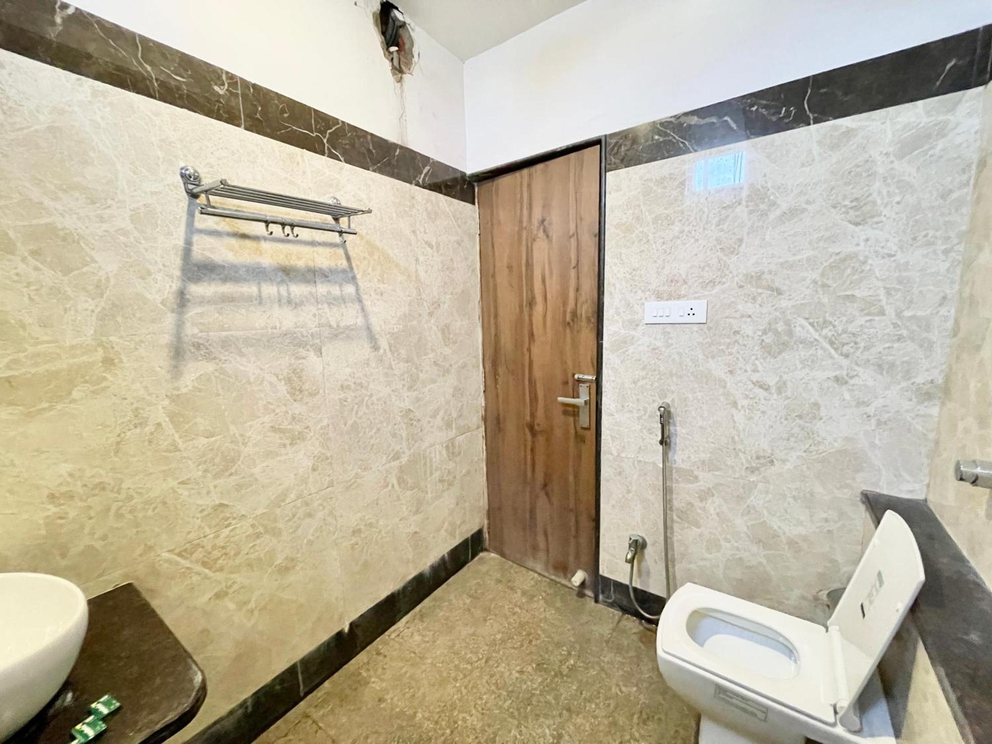 Hotel Rudraksh ! Varanasi !Fully-Air-Conditioned Hotel At Prime Location With Parking Availability, Near Kashi Vishwanath Temple, And Ganga Ghat 2 Eksteriør billede