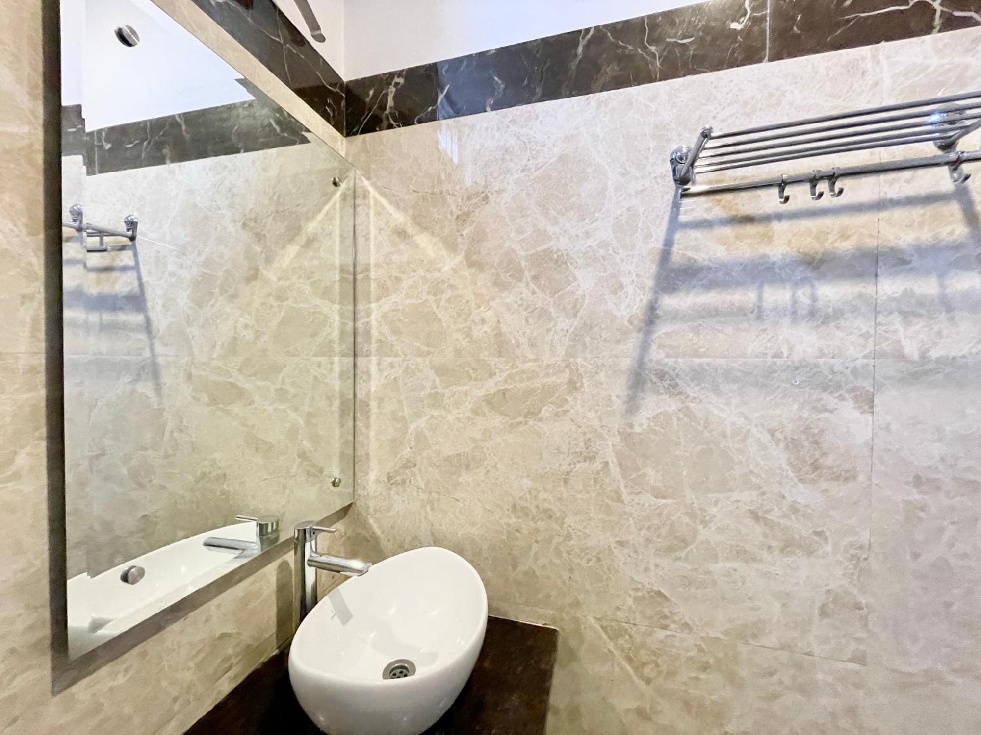 Hotel Rudraksh ! Varanasi !Fully-Air-Conditioned Hotel At Prime Location With Parking Availability, Near Kashi Vishwanath Temple, And Ganga Ghat 2 Eksteriør billede