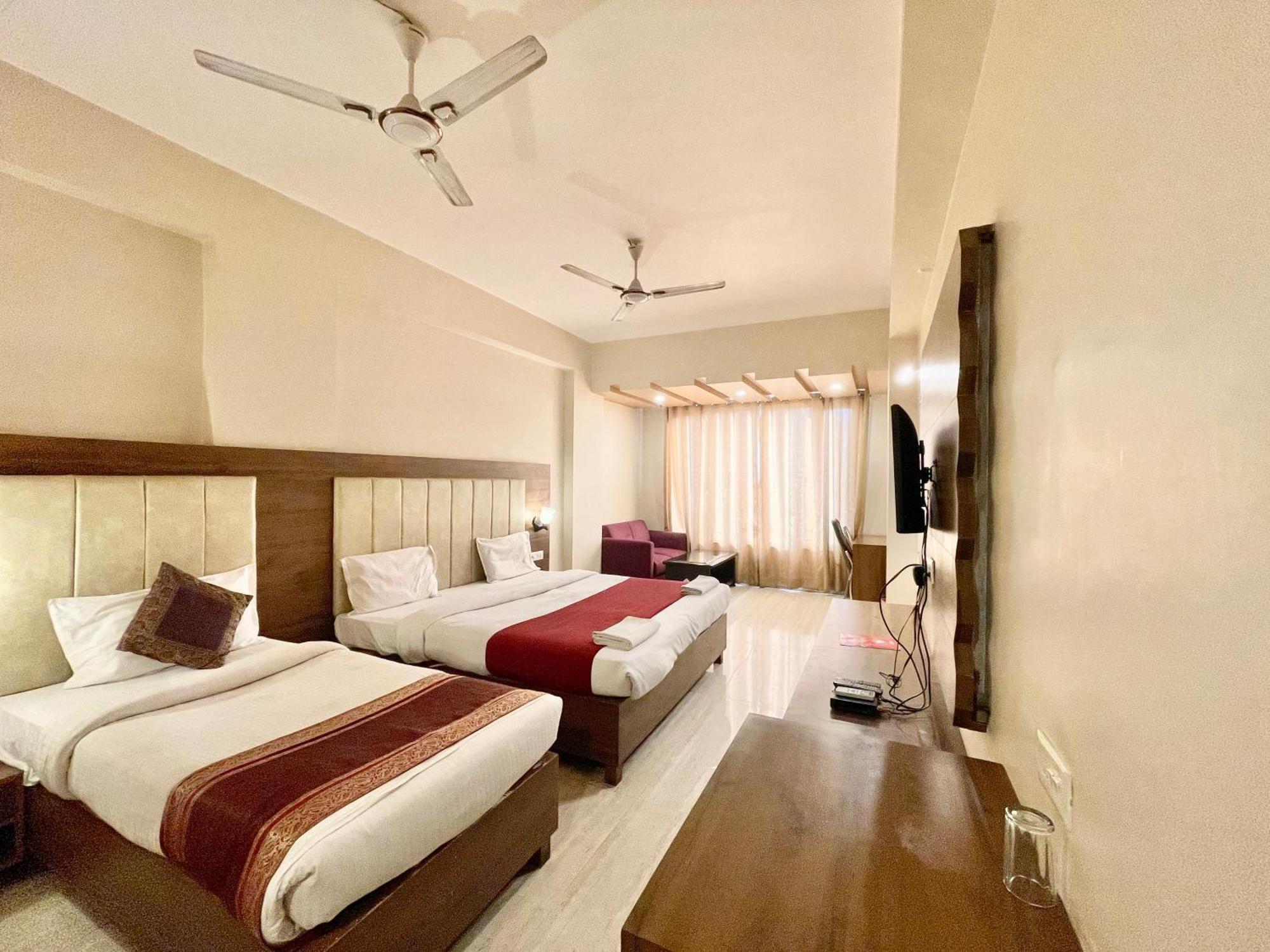 Hotel Rudraksh ! Varanasi !Fully-Air-Conditioned Hotel At Prime Location With Parking Availability, Near Kashi Vishwanath Temple, And Ganga Ghat 2 Eksteriør billede